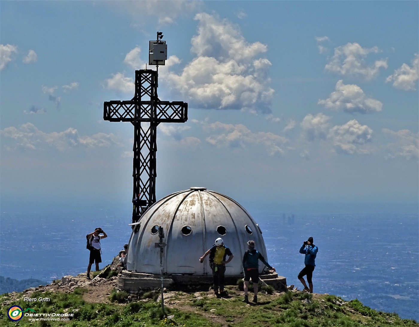 64 Croce di vetta del Due Mani con ll Bivacco Locatelli Scaioli Milani (1656 m) .JPG